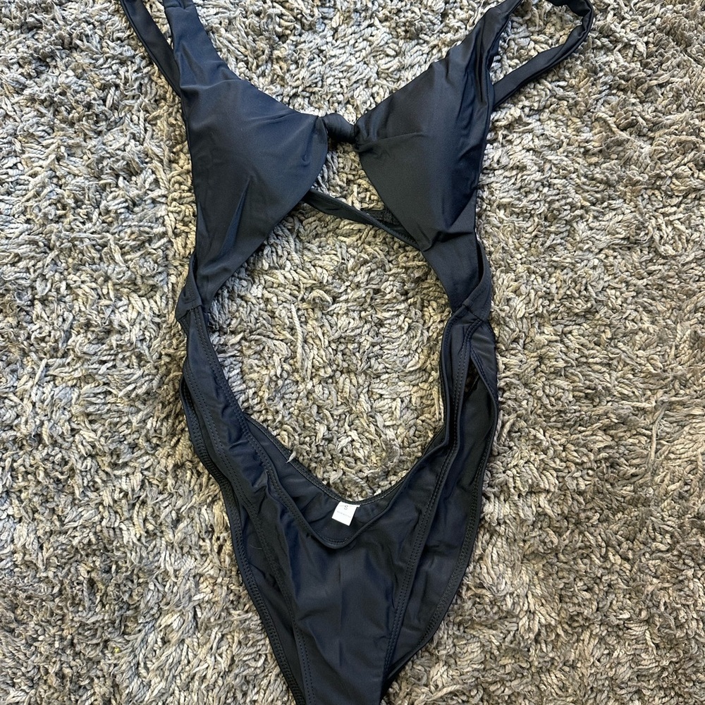 Black Cutout One-Piece Swimsuit <<<<<129>>>> - Picture 6 of 6